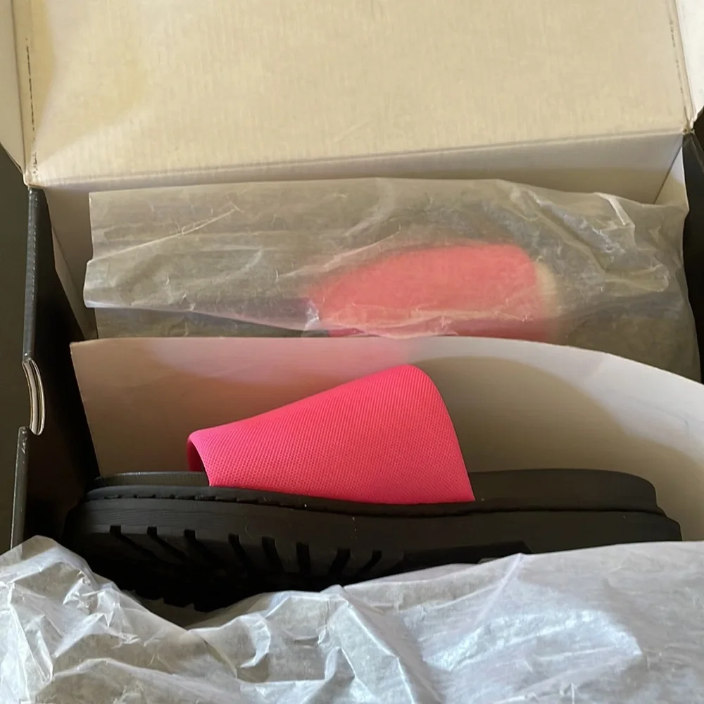 NWT Torrid Neon Pink Chunky Slides. Size 7 (runs very wide) - Picture 5 of 5